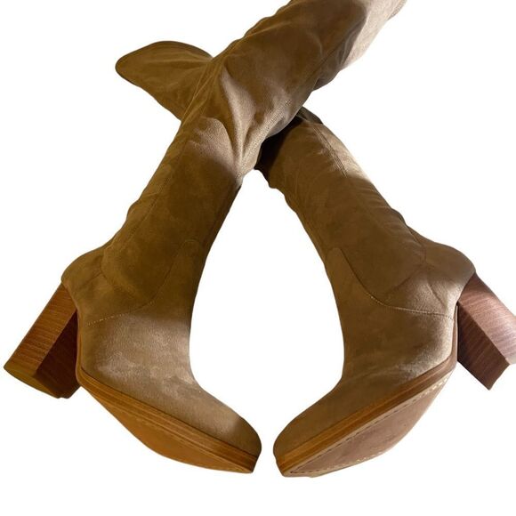 NWOT Comara Over the Knee Pointed Toe Boot
MARC FISHER LTD size 7.5 - Picture 4 of 7